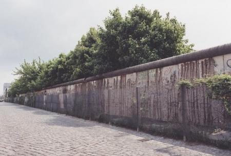 Les hommes construisent